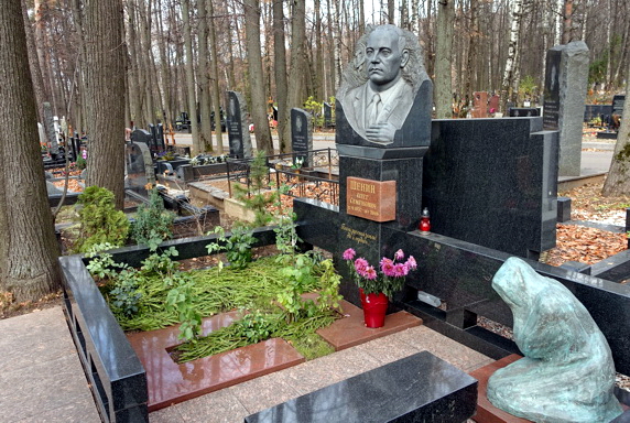 Высеченный из камня бюст покойного на прямоугольной колонне